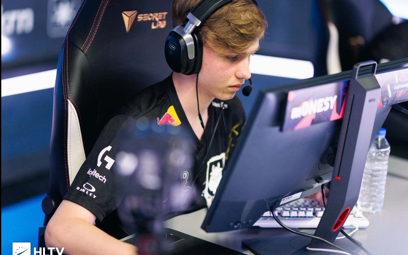 他希望通过 他希望通过